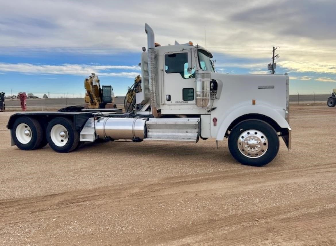 2009 KENWORTH W900 HEAVY HAUL CONVENTIONAL TRUCK WITH A CUMMINS ENGINE AND 485HP